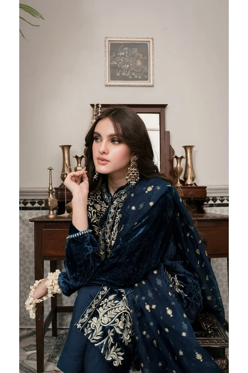 Zainab Chottani ZC-905 Embroidered Velvet Three piece Winter Collection