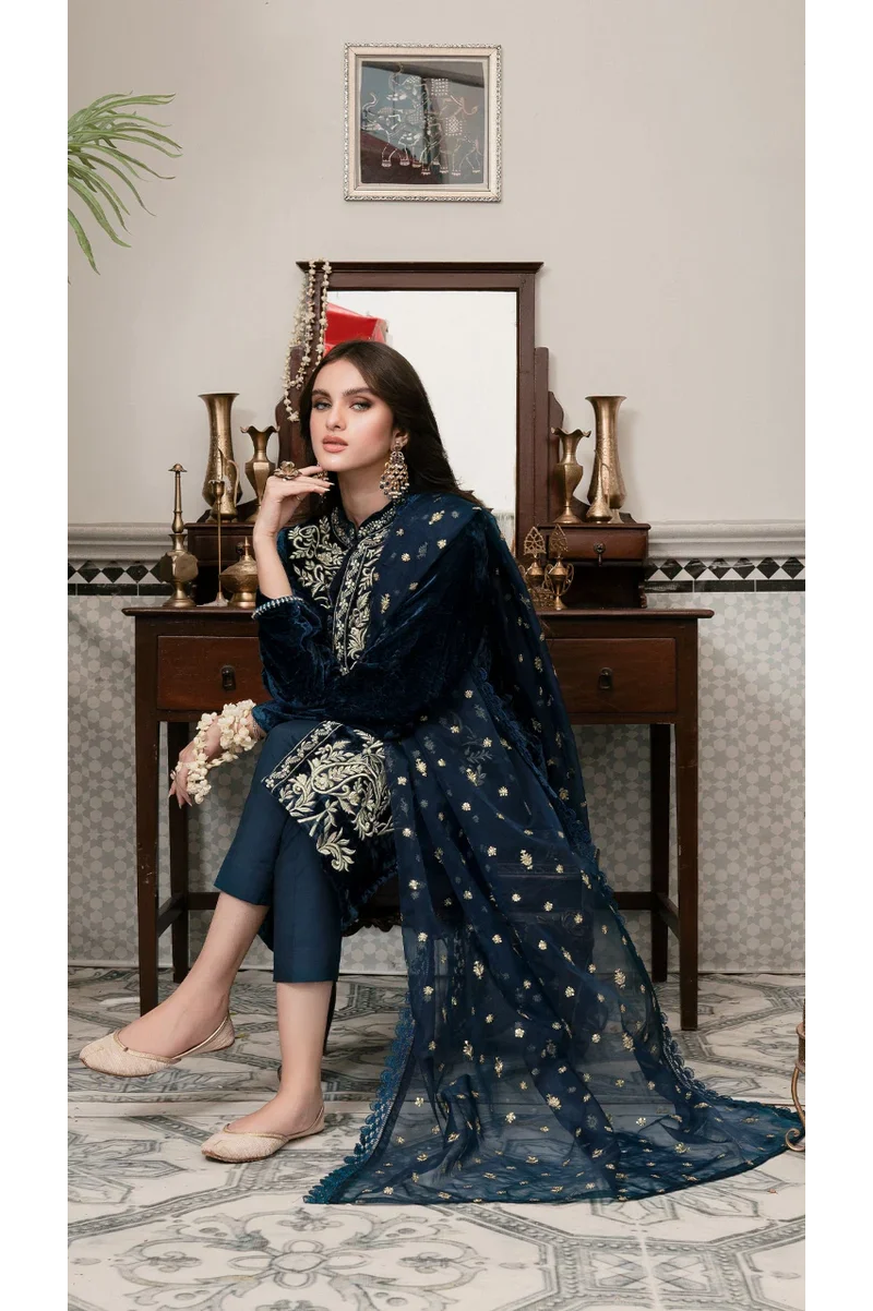 Zainab Chottani ZC-905 Embroidered Velvet Three piece Winter Collection