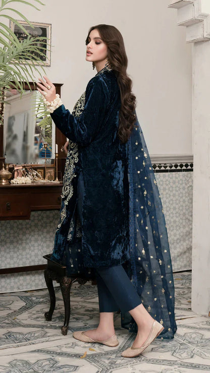 Zainab Chottani  ZC-905 Embroidered Velvet Three piece  Winter Collection