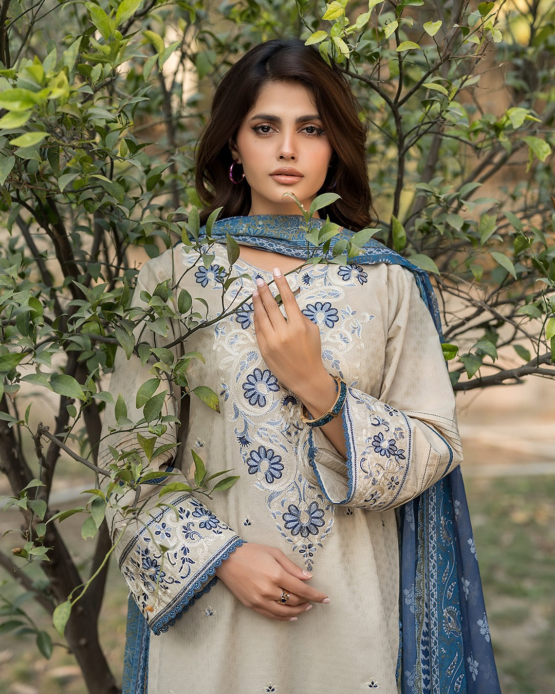 Asim Jofa Lawn Embroiderd Three Piece AJ-142