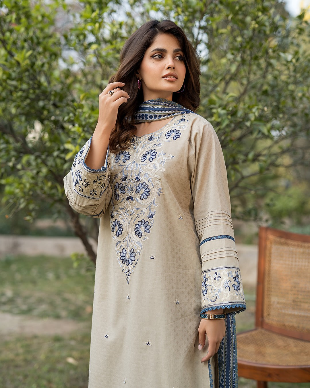 Asim Jofa Lawn Embroiderd Three Piece AJ-142